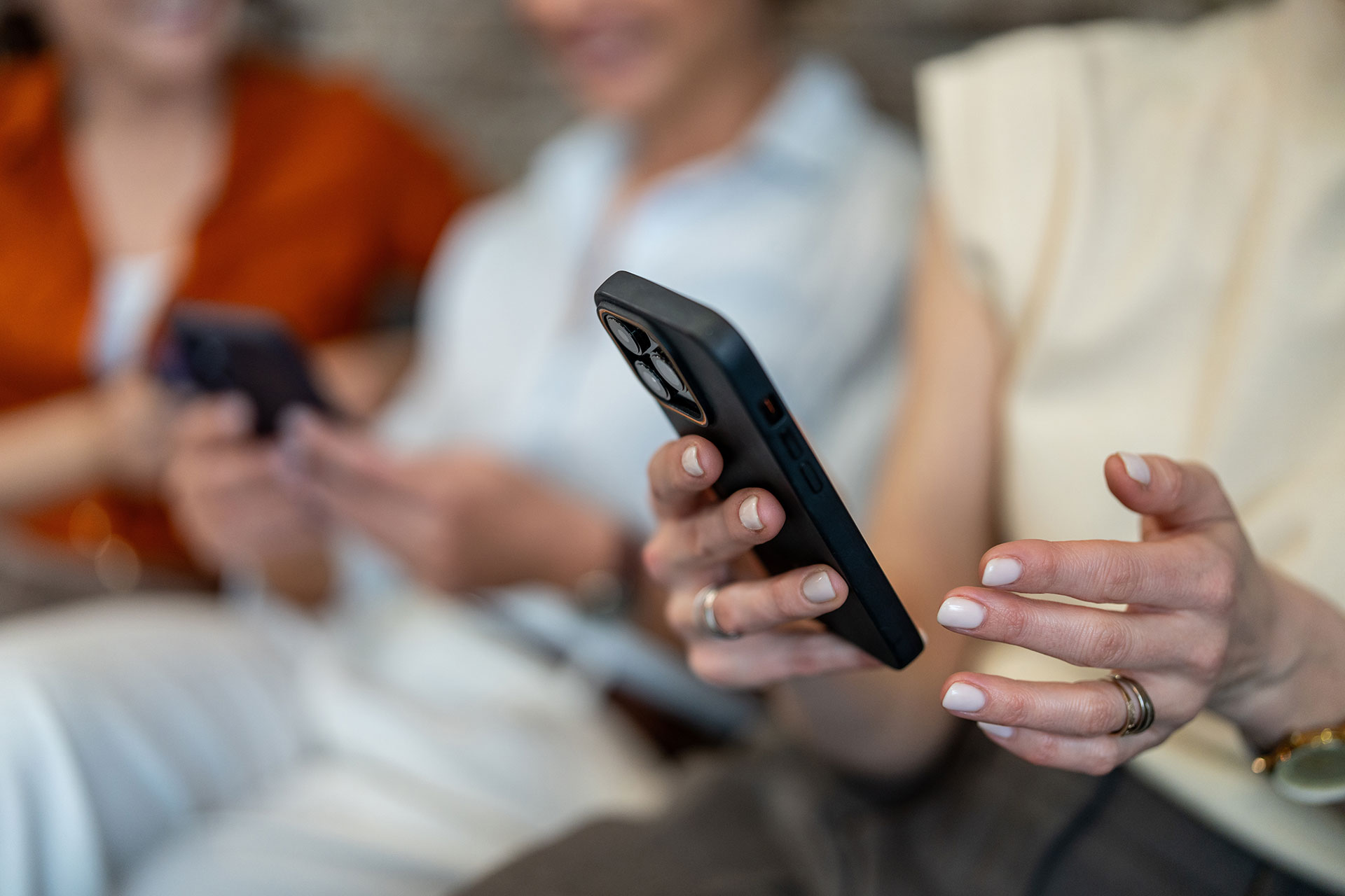 Telefon w dłoniach podczas usuwania PINu z karty SIM