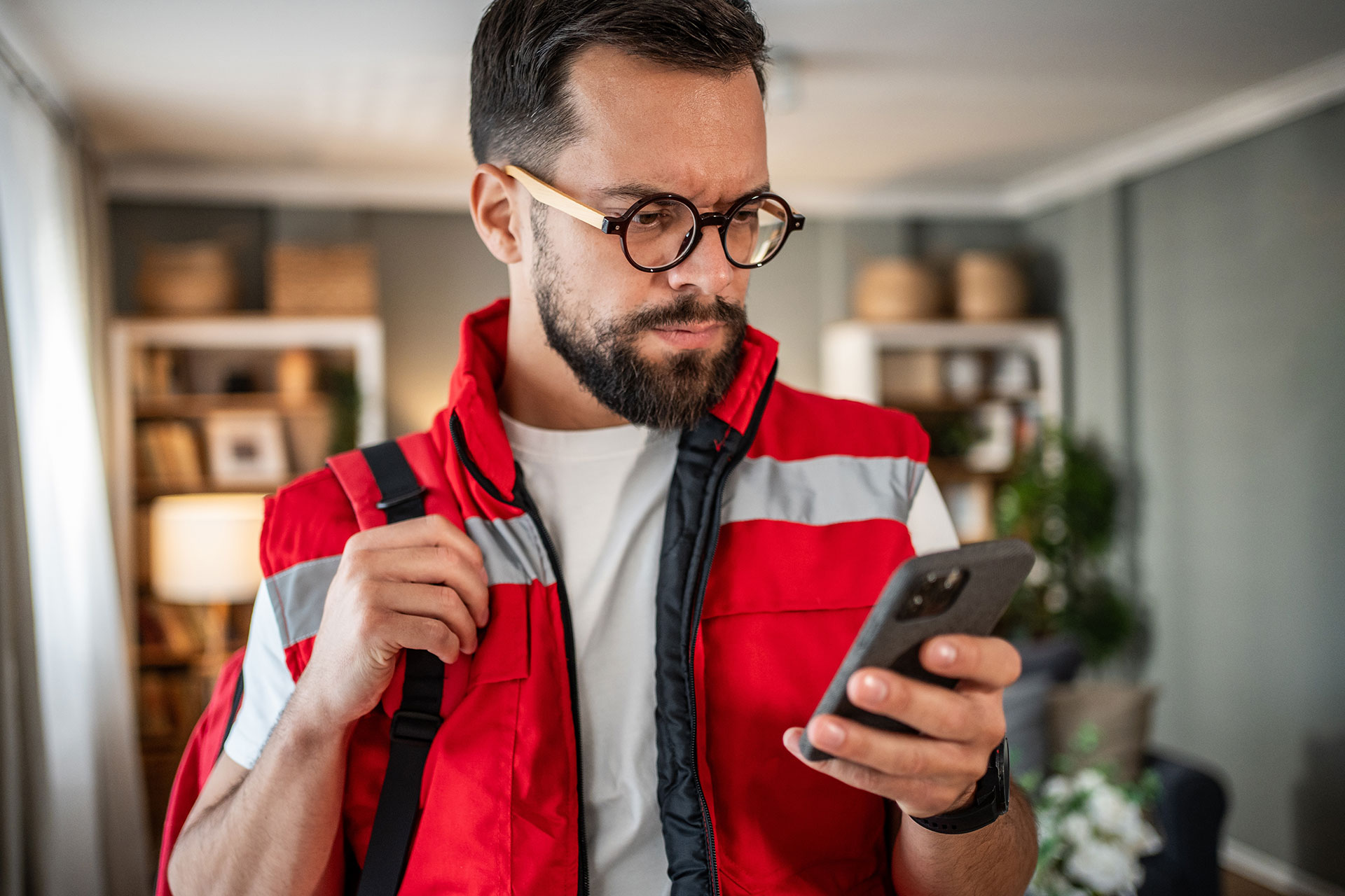 Kontakt z osobą wskazaną jako ICE odbywa się z telefonu służbowego należącego do zespołu medycznego.