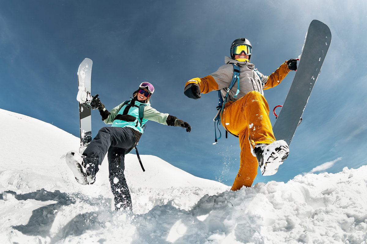 Para na snowboardzie w górach.