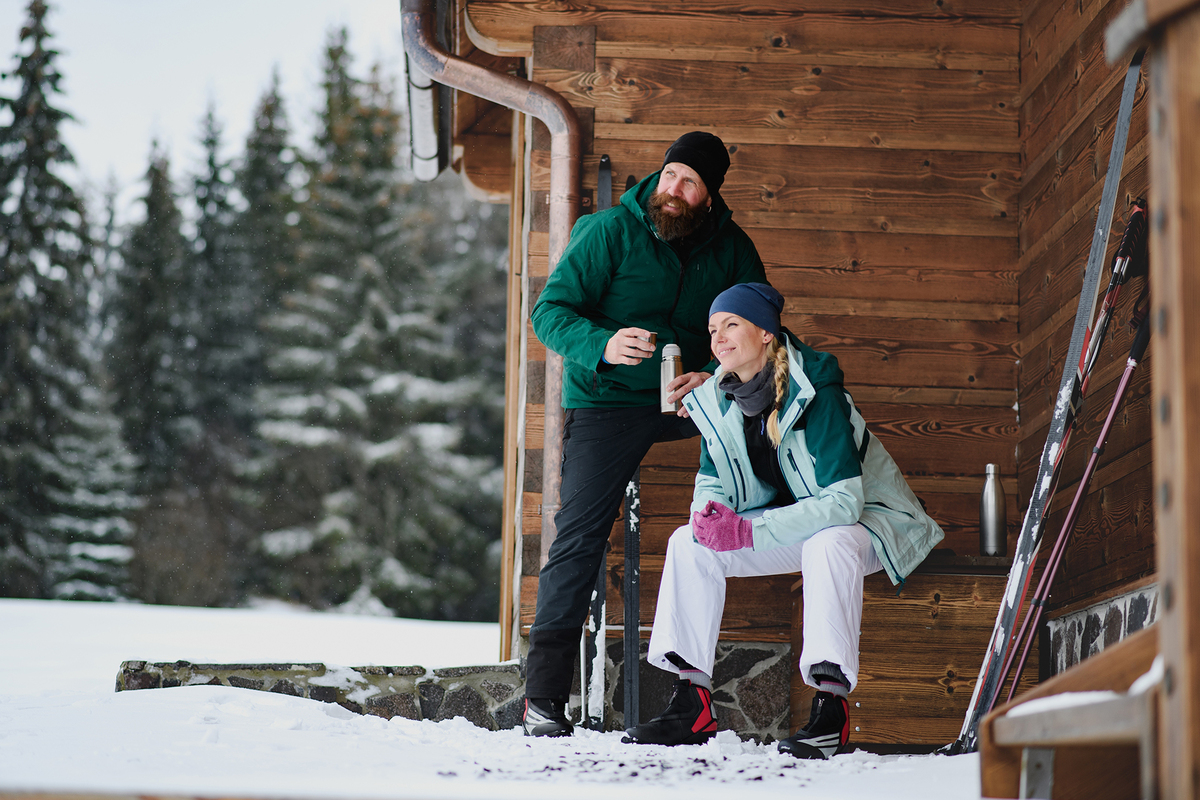 Kobieta i mężczyzna podczas odpoczynku w górach.