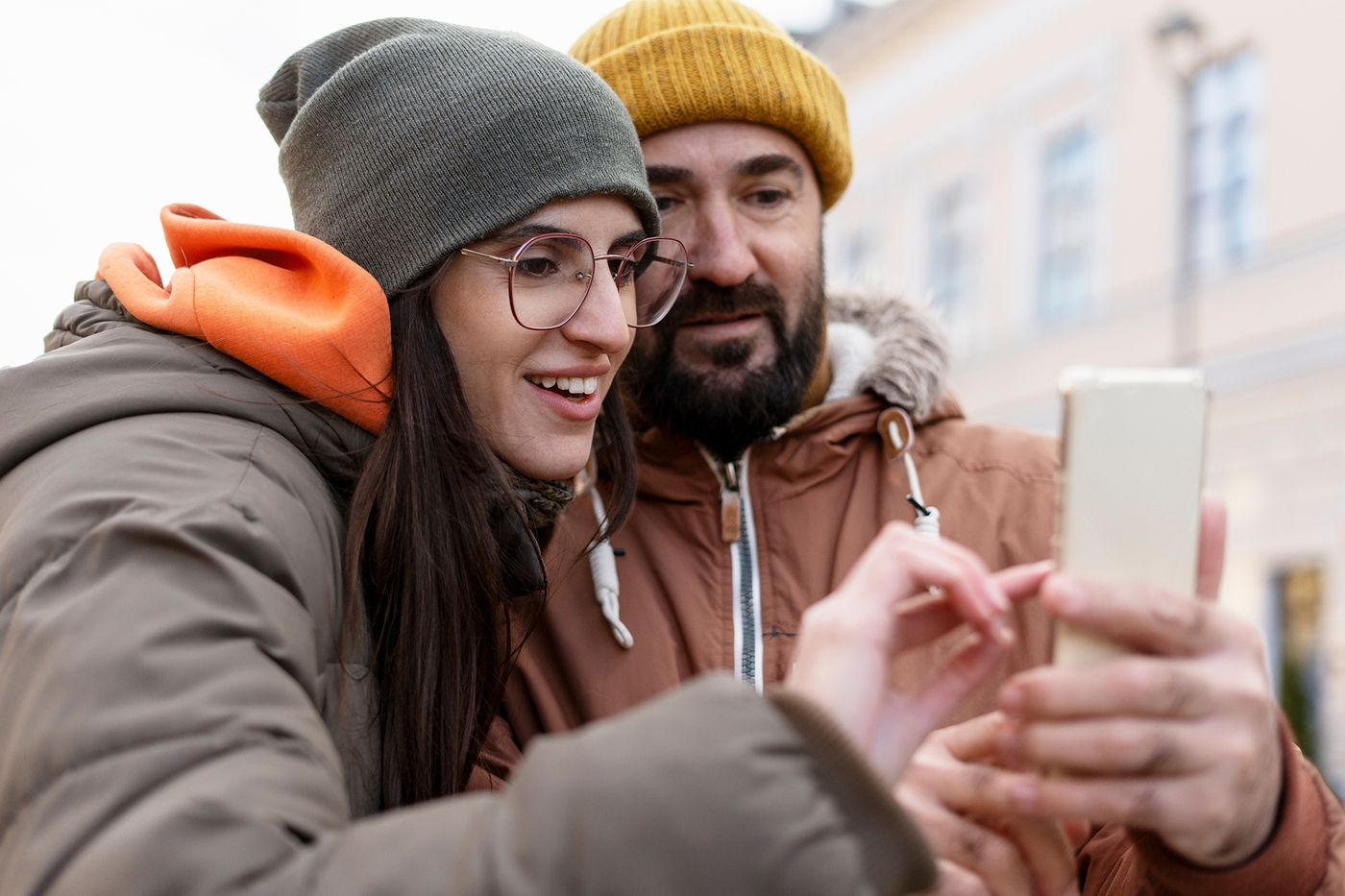 Kobieta i mężczyzna z telefonem w ręku.