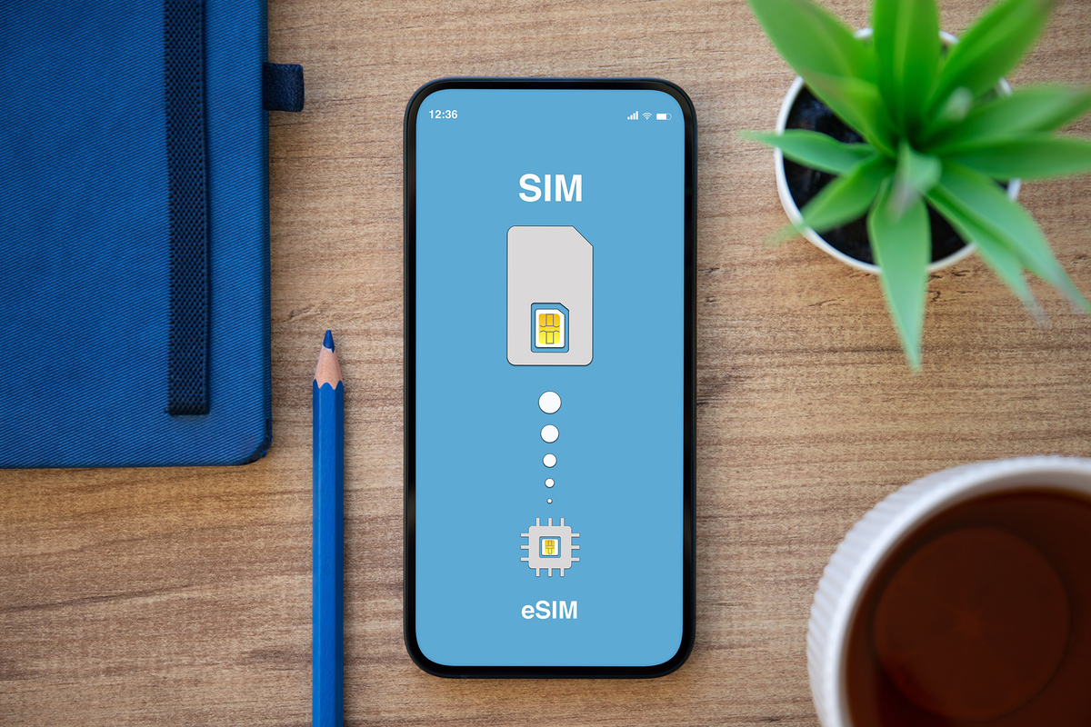 Telefon z kartą eSIM na biurku.