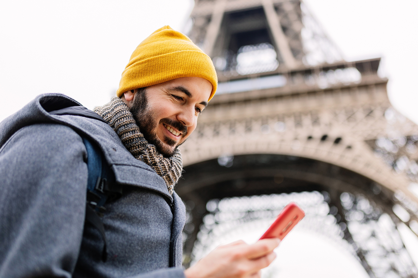 Mężczyzna korzysta z internetu moblinego za granicą dzięki roamingowi w Plushu