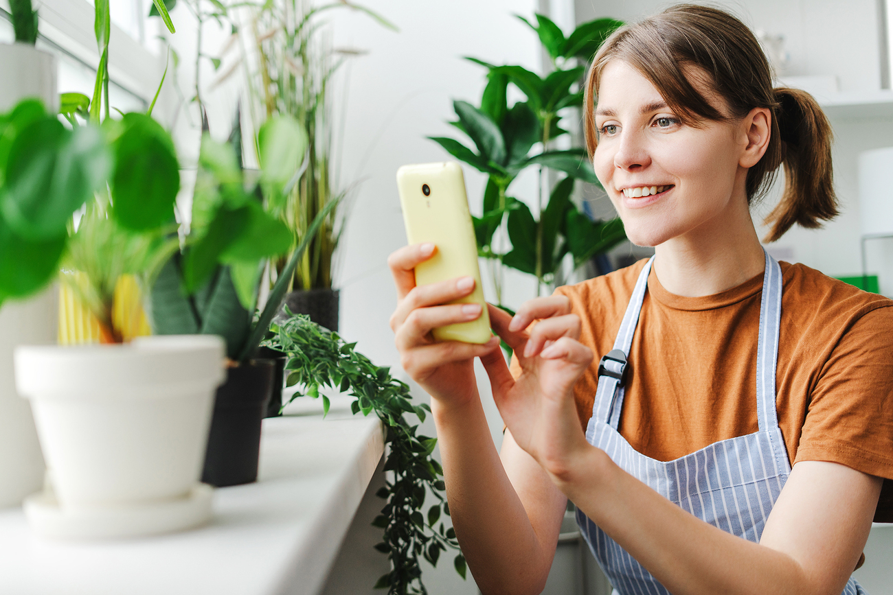 Dziewczyna robi zdjęcie telefonem.