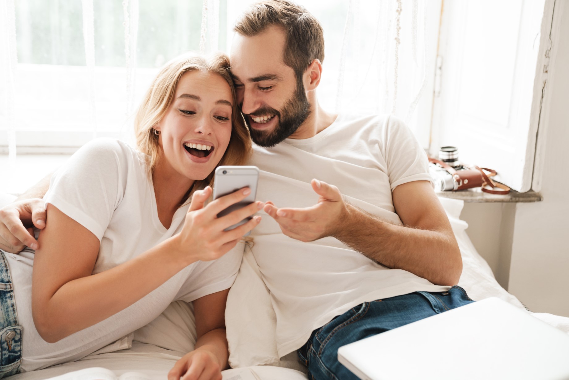 Kobieta i mężczyzna razem przeglądają telefon