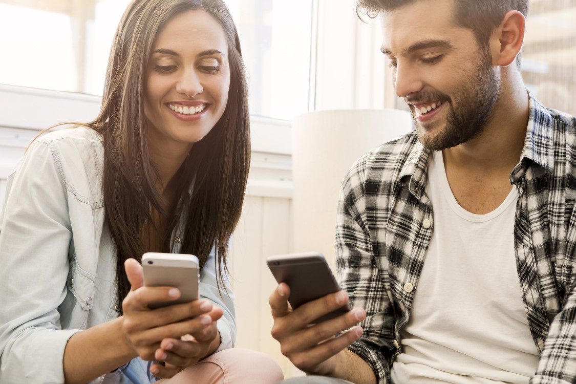 Mężczyzna i kobieta z telefonami w rękach