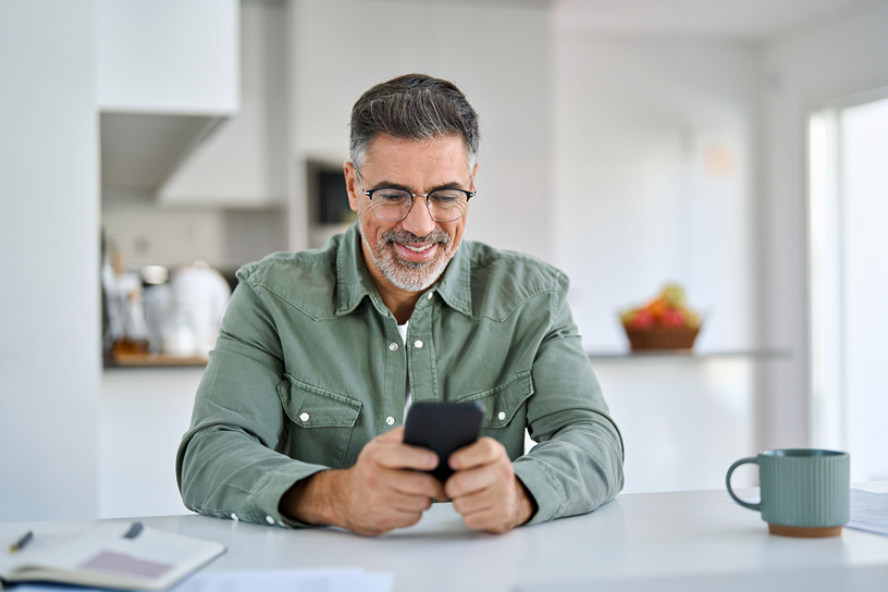 Rodzina w samochodzie patrzy na telefon.