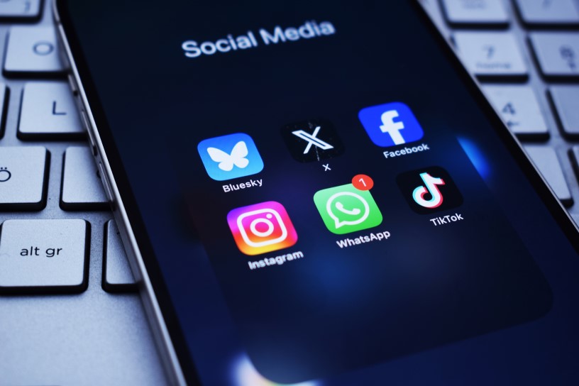 Ekran telefonu z ikonami social mediów.