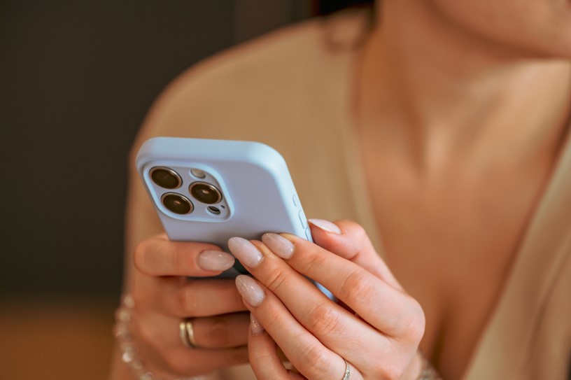 Telefon w rękach kobiety.
