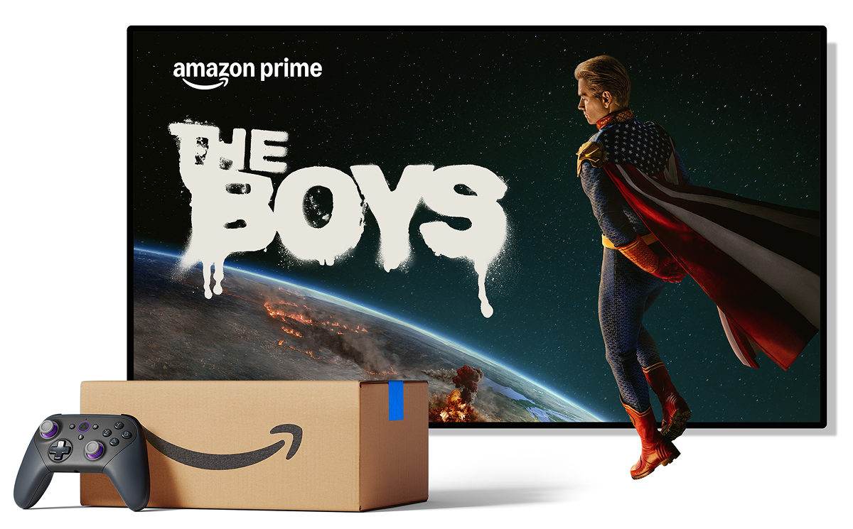 Grafika promocyjna Amazon Prime z ekranem przedstawiającym osobę w niebieskim stroju z serialu ‘Fallout’, ustawionym obok pudełka z logo Amazon oraz kontrolera do gier