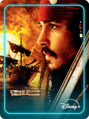 Plakat filmu „Piraci z Karaibów” na Disney+, z płonącym zachodem słońca i żaglowcem na wzburzonym morzu.