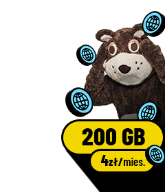 Maskotka w kostiumie misia patrząca w stronę widza na żółto‑czarnym tle z elementami graficznymi